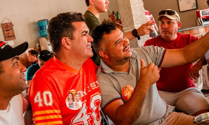 Apoiador faz uma selfie com Roger Aguiar