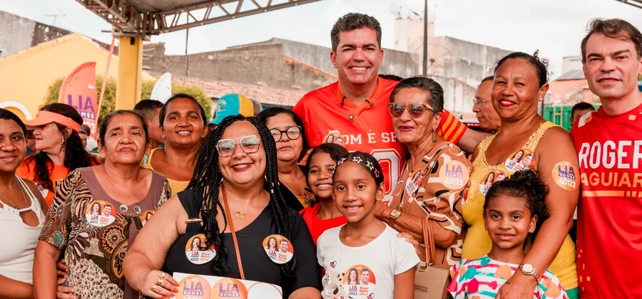 Roger Aguiar com moradoras e crianças em evento de campanha