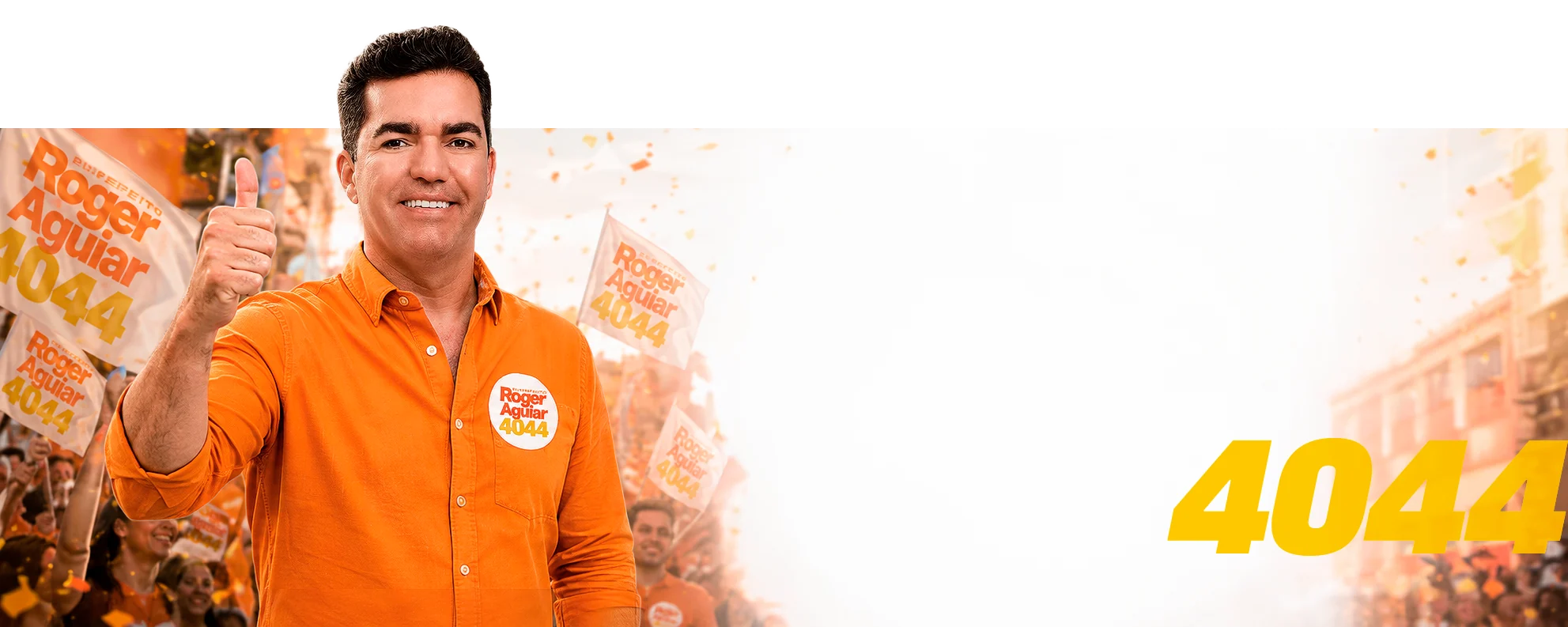 Roger Aguiar, de camisa laranja e polegar levantado, em meio a apoiadores